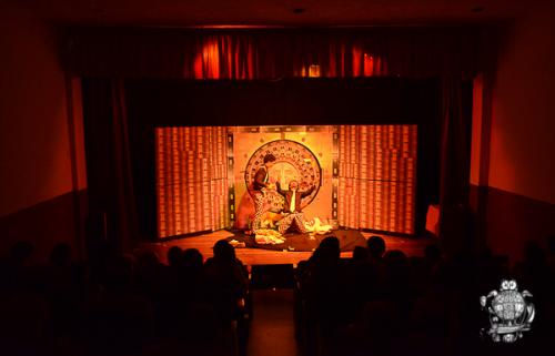 Escenografía - Bancos hasta en el infierno